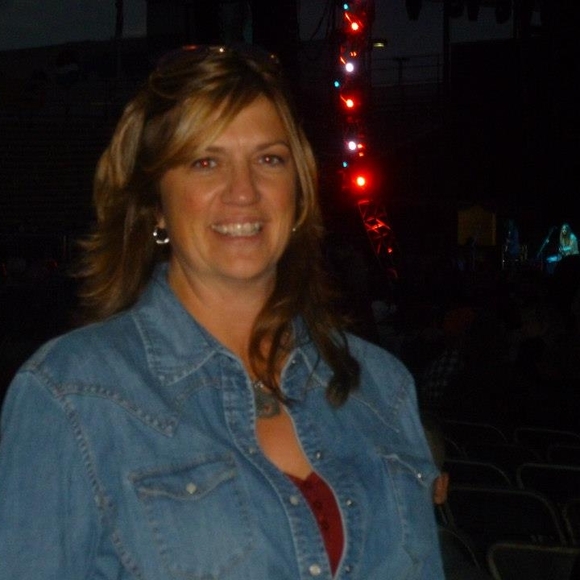 Profile Picture of Lisa Bowmar (@ldwoodie9989) on Poshmark