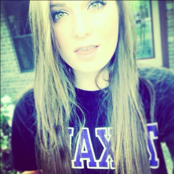 Profile Picture of Emily Montague (@emilyy_) on Poshmark