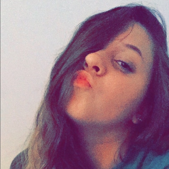 Profile Picture of Jewel Erdlen (@jewelne) on Poshmark