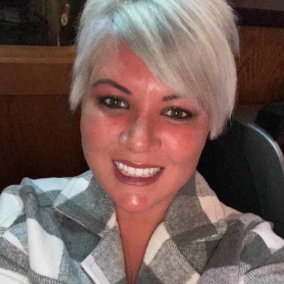 Profile Picture of Lisa Vareberg (@lisavareberg) on Poshmark