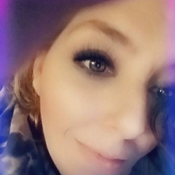 Leona Surrette - Poshmark Profile Picture of Leona Surrette (@leonasurrette) on Poshmark