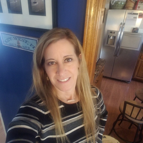 Profile Picture of Marie Schoeck (@marieschoeck) on Poshmark