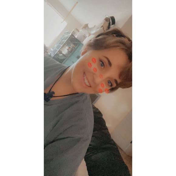 Profile Picture of Leslie Henderson (@lesliehender685) on Poshmark