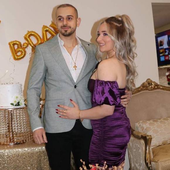 Profile Picture of Farah Thomas (@farahelyass) on Poshmark