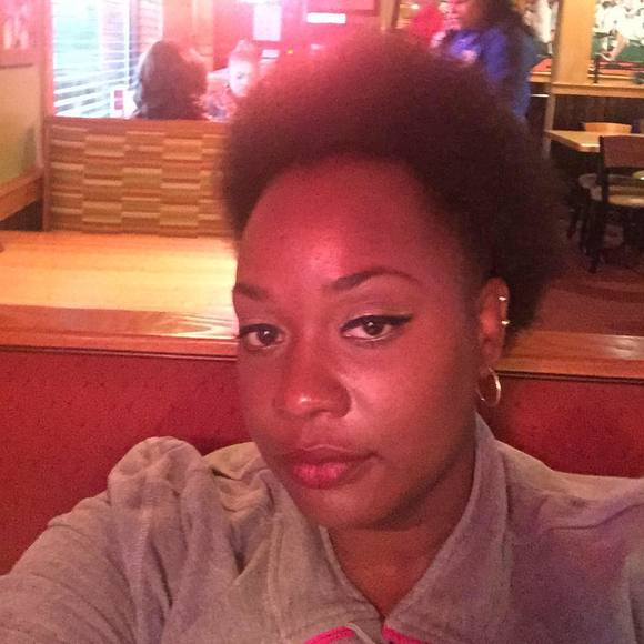 Profile Picture of Staresa Bivines (@kinhosgi76) on Poshmark