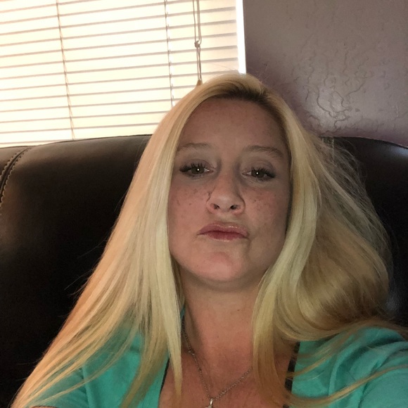 Profile Picture of Amber Starks (@ambi1628) on Poshmark