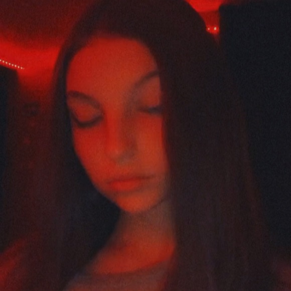Profile Picture of Emma Cichowski (@emma005631) on Poshmark
