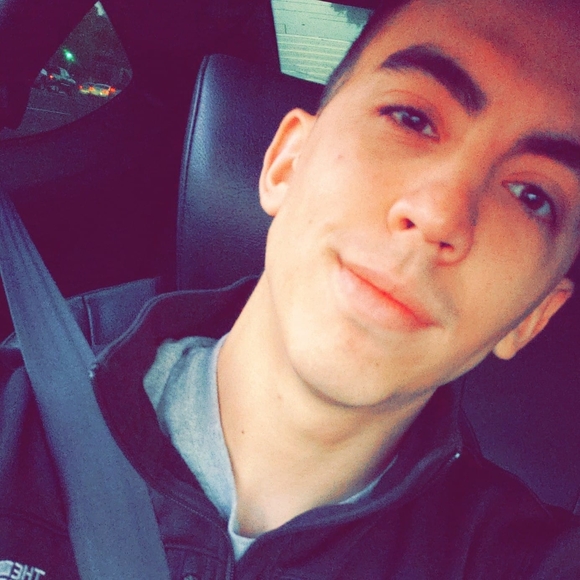 Profile Picture of Ian Barris (@epilepticcookie) on Poshmark