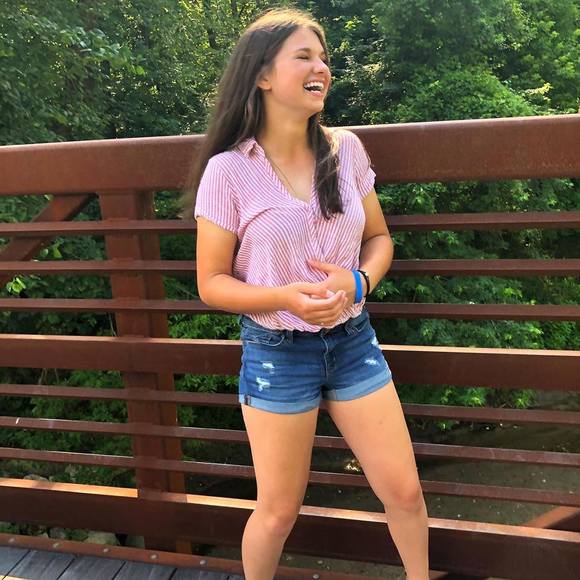 Profile Picture of Aurora Perry (@sting_12) on Poshmark