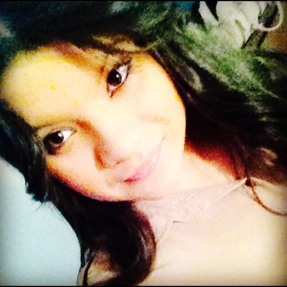Profile Picture of Kenia Servellon (@kbs32851) on Poshmark