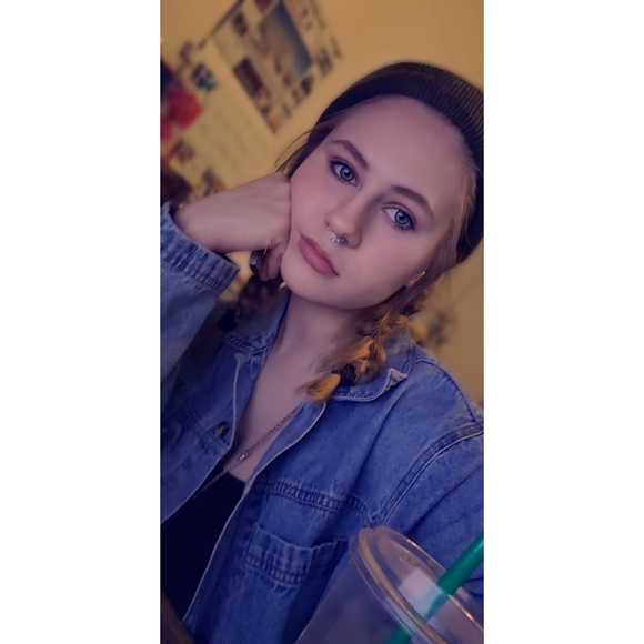 Profile Picture of Amelia Roberts (@amelia445) on Poshmark