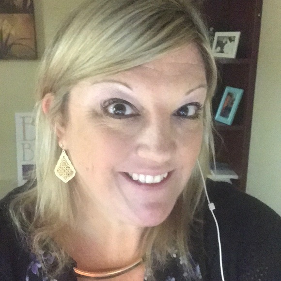 Profile Picture of Caitlin Boonenberg (@cwfashionista) on Poshmark