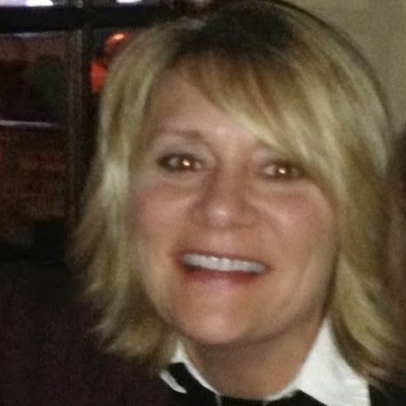 Profile Picture of Lynne Eckardt (@lynne_m_eck) on Poshmark