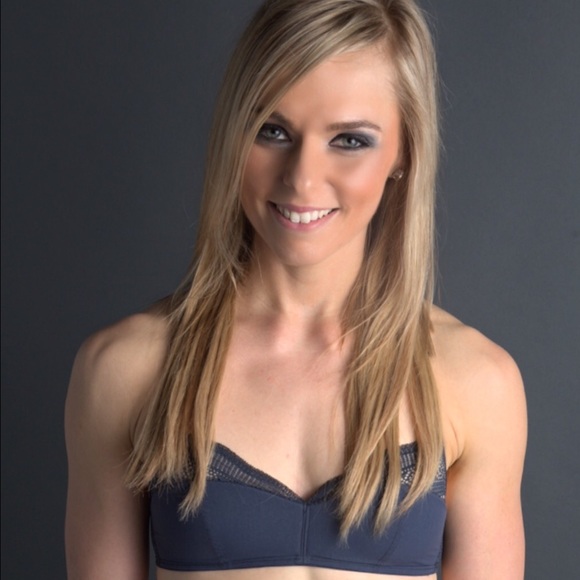 Profile Picture of Angela Saling (@felinefitmeow) on Poshmark