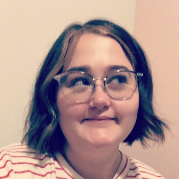 Profile Picture of Everley Reid (@eveleytries) on Poshmark