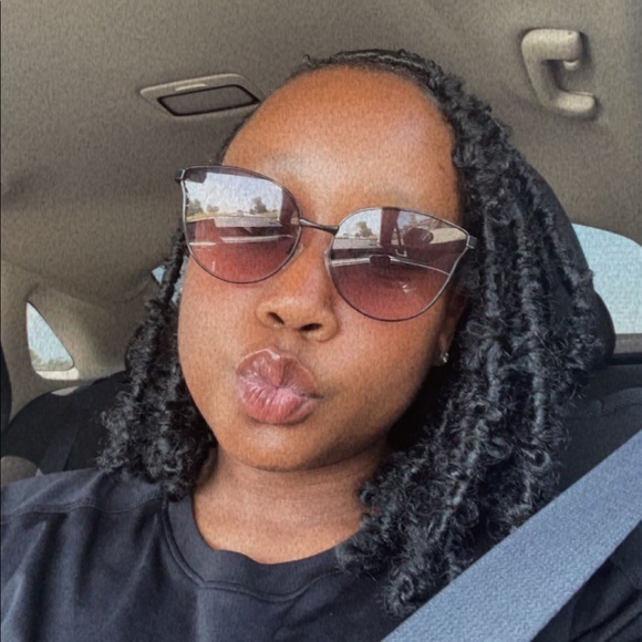 Profile Picture of Alexis Robbins (@alexis2899) on Poshmark