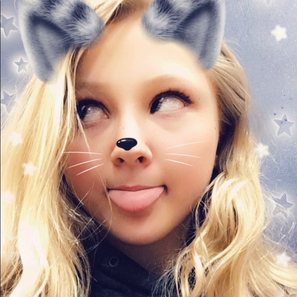 Profile Picture of Stephanie Seymour (@steph_topaztofu) on Poshmark