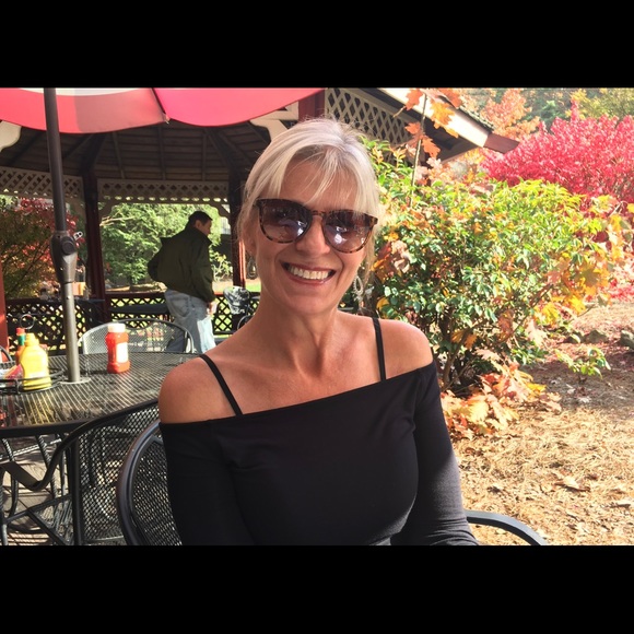 Profile Picture of Vicky Vaughn (@vwvaughn) on Poshmark