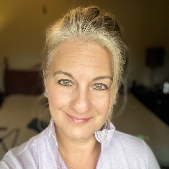 Profile Picture of Elizabeth Hartman (@elizabeth92371) on Poshmark