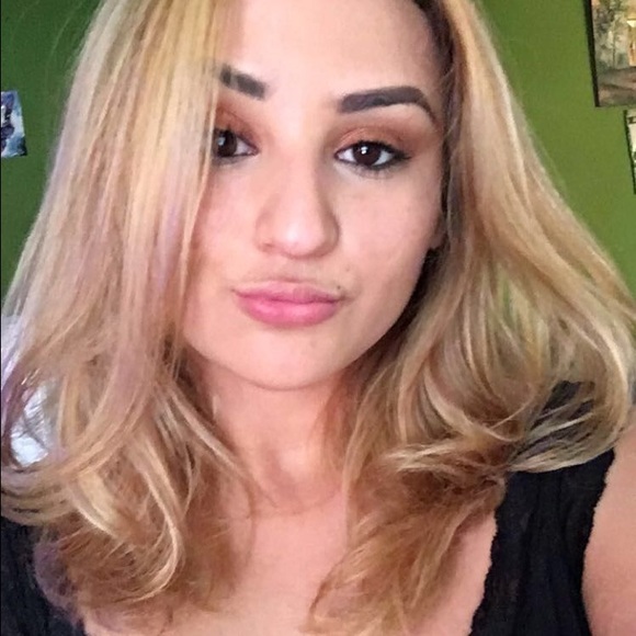 Profile Picture of Gabriela Campos (@gabrielarxna) on Poshmark