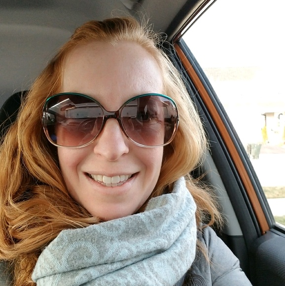 Profile Picture of Nikki Schmelig (@nschmelig) on Poshmark