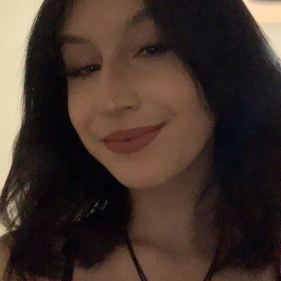 Profile Picture of Brianna Sutherland (@brisutherland_) on Poshmark