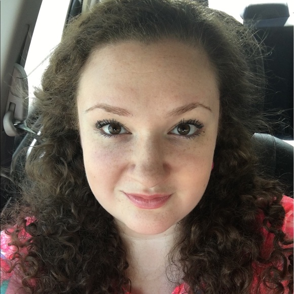 Profile Picture of Bianca Dudas (@bdudas) on Poshmark