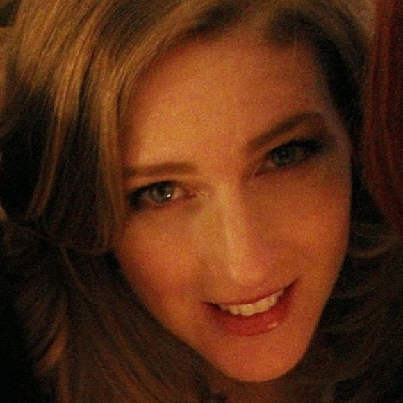 Profile Picture of Jennifer Yannibelli (@jyannibelli) on Poshmark