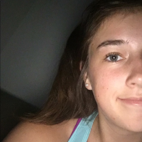 Profile Picture of Ainsleigh Heinzmann (@aheinz1234) on Poshmark