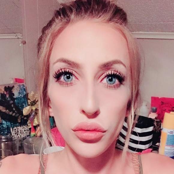 Profile Picture of Amanda Raymer (@araymer6) on Poshmark