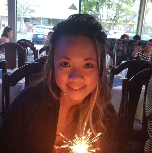 Profile Picture of Lesley Edora (@lesleyedora) on Poshmark