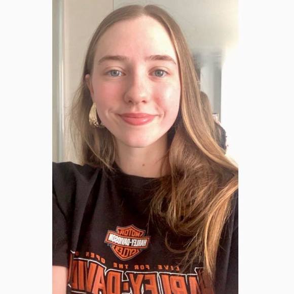 Profile Picture of Sarah Mortensen (@sarahmortens506) on Poshmark