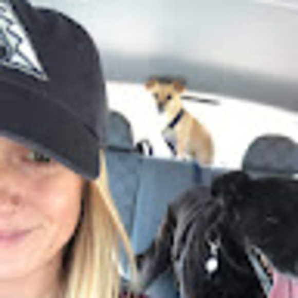 Profile Picture of Julia Sluiter (@jules_luiter) on Poshmark