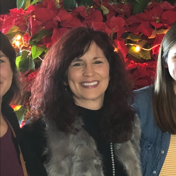 Profile Picture of Bonnie Gable (@bonniegable) on Poshmark