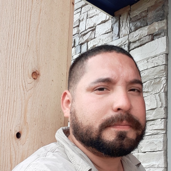 Profile Picture of David Leal (@davidleal2u) on Poshmark