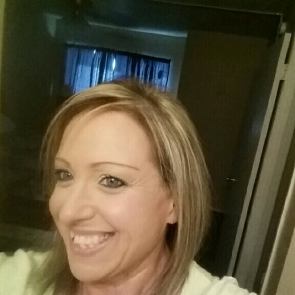 Profile Picture of Dawn Sandoval (@sandoda) on Poshmark