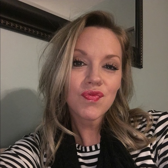 Profile Picture of Crystal Hoiseth (@caclauss) on Poshmark