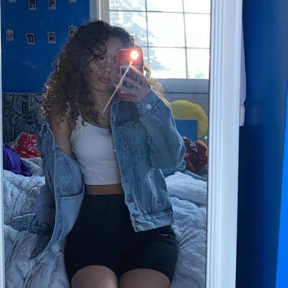 Profile Picture of Vicky Huynh (@vickyh_7) on Poshmark