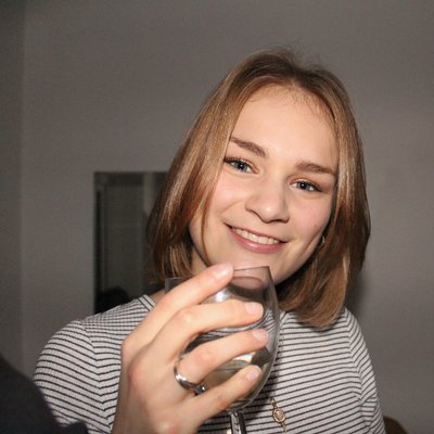 Profile Picture of Phoebe Hughes (@Phooobe) on Twitter