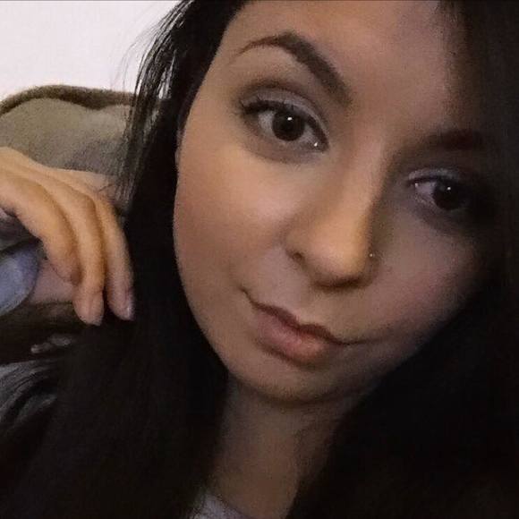 Profile Picture of Hannah Totman (@hannahxox) on Poshmark