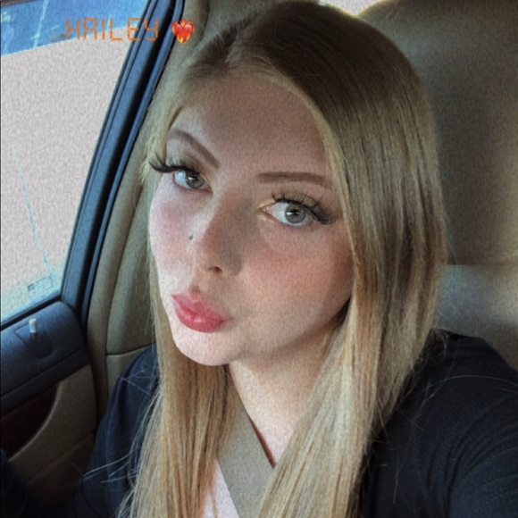 Profile Picture of Hailey Roberts (@gigiaboutique) on Poshmark