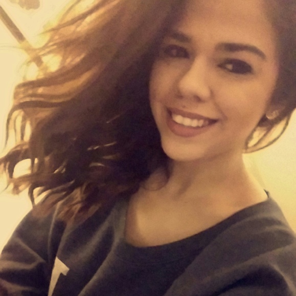 Profile Picture of Laurie Levingston (@lorealkl) on Poshmark