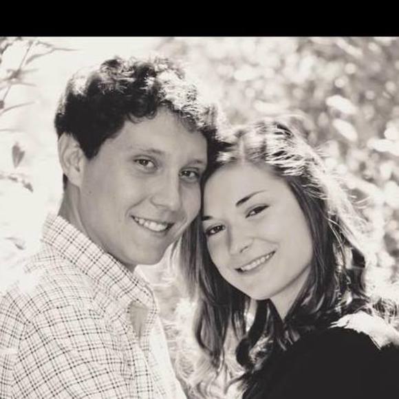 Profile Picture of Elle Brothers (@ellebrothers) on Poshmark