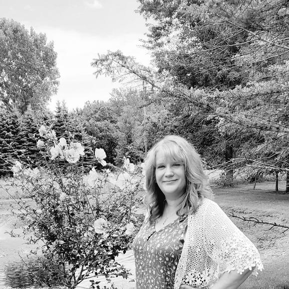 Profile Picture of Lori Franquist (@lkfranquist) on Poshmark