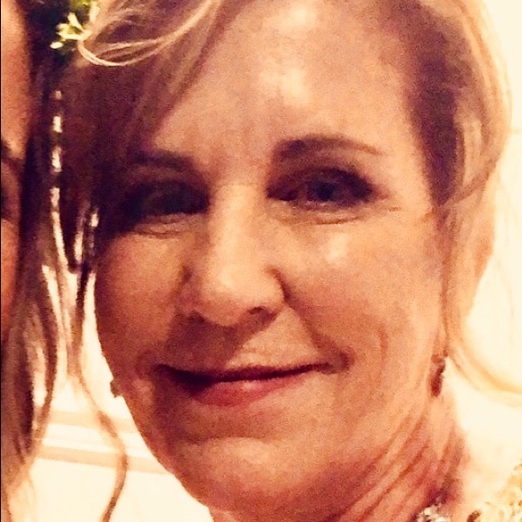 Profile Picture of Lisa Devlin (@lisadevlin1) on Poshmark