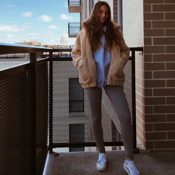 Profile Picture of Brianna Stemper (@bstemper) on Poshmark