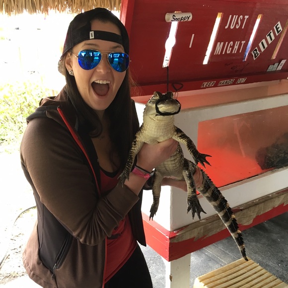 Profile Picture of Christina Kitsos (@cnkitsos) on Poshmark