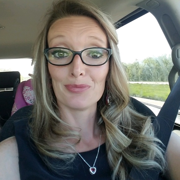 Profile Picture of Amanda Bowen (@mandychris07) on Poshmark