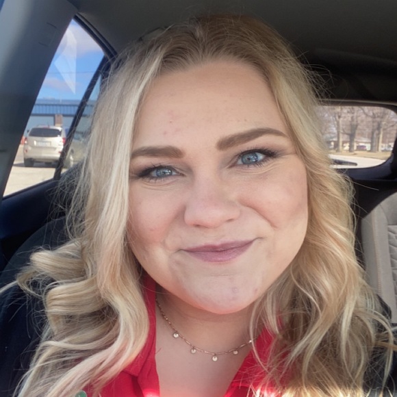 Profile Picture of Brynna Baumhover (@brynnabaumhover) on Poshmark