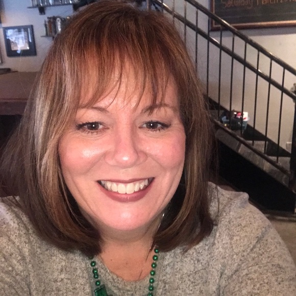 Profile Picture of Eileen Schmidt (@eileen318) on Poshmark